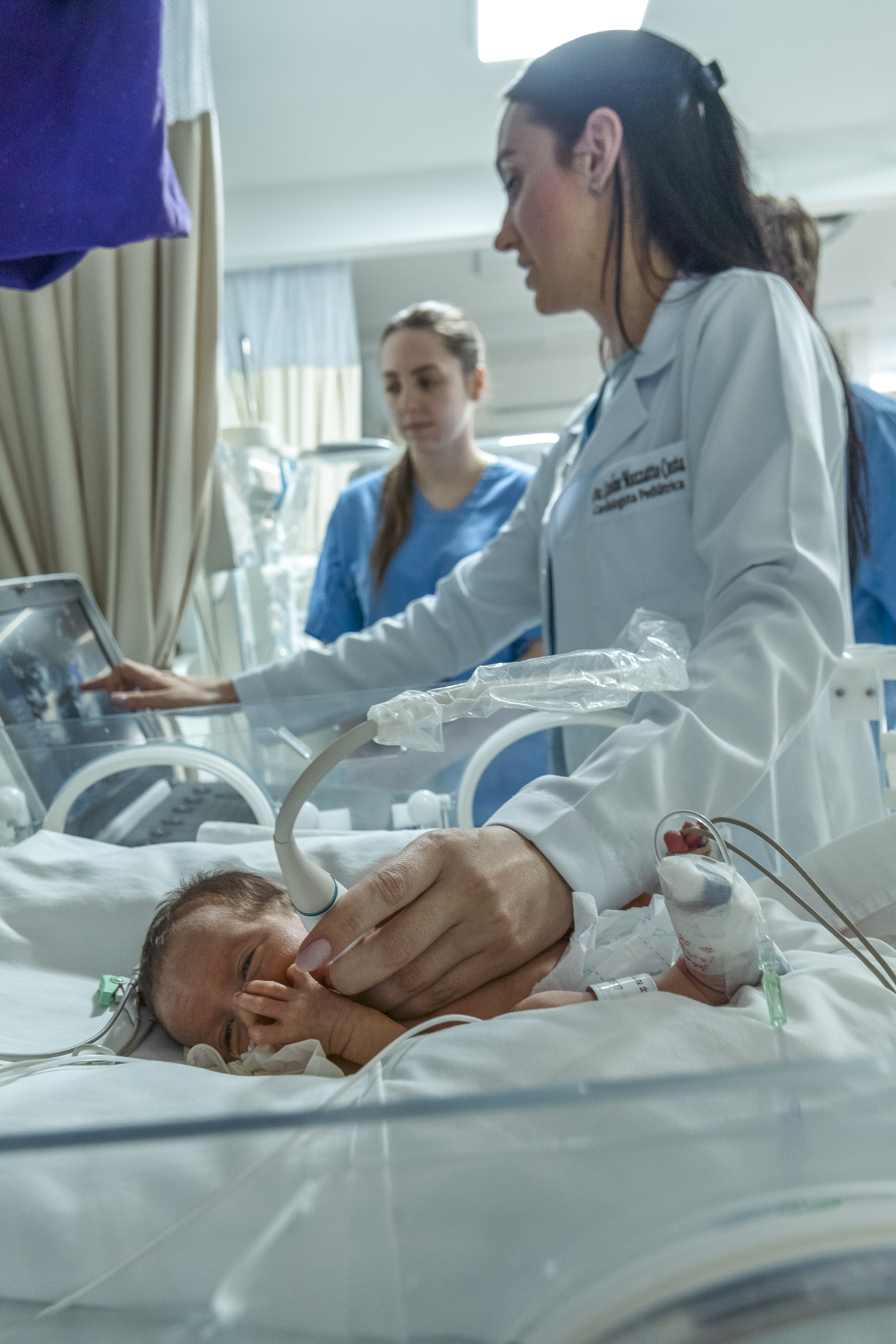 Como é realizado o ecocardiograma em crianças?